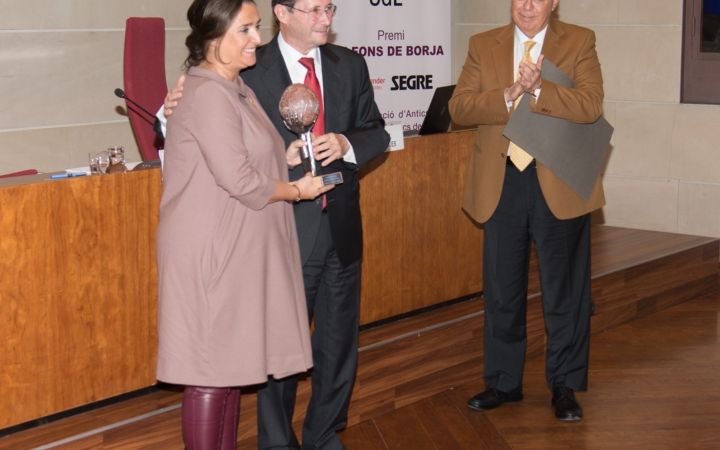 3-Premi Alfons de Borja 2018 - Nuria Carretero - Premiada rep el guardo - escultura