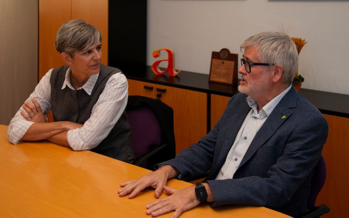 2-El director de l'Escola amb la guardonada