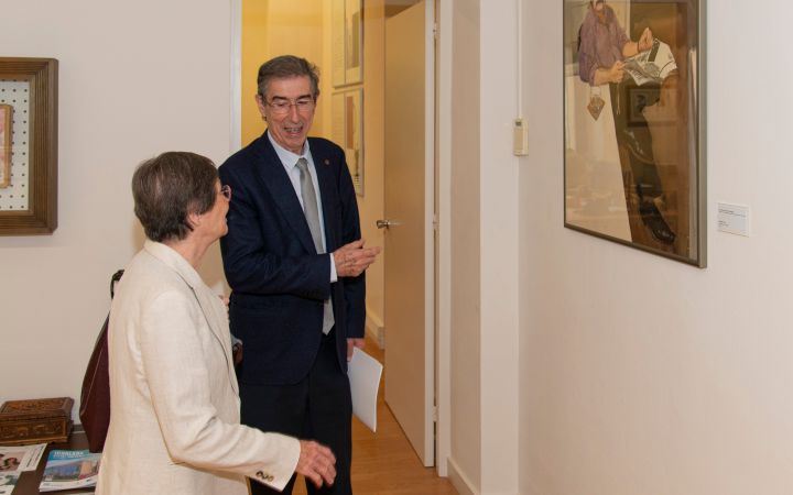 2-El rector i la vídua davant l'aquarel·la d'Ureña a Víctor Siurana